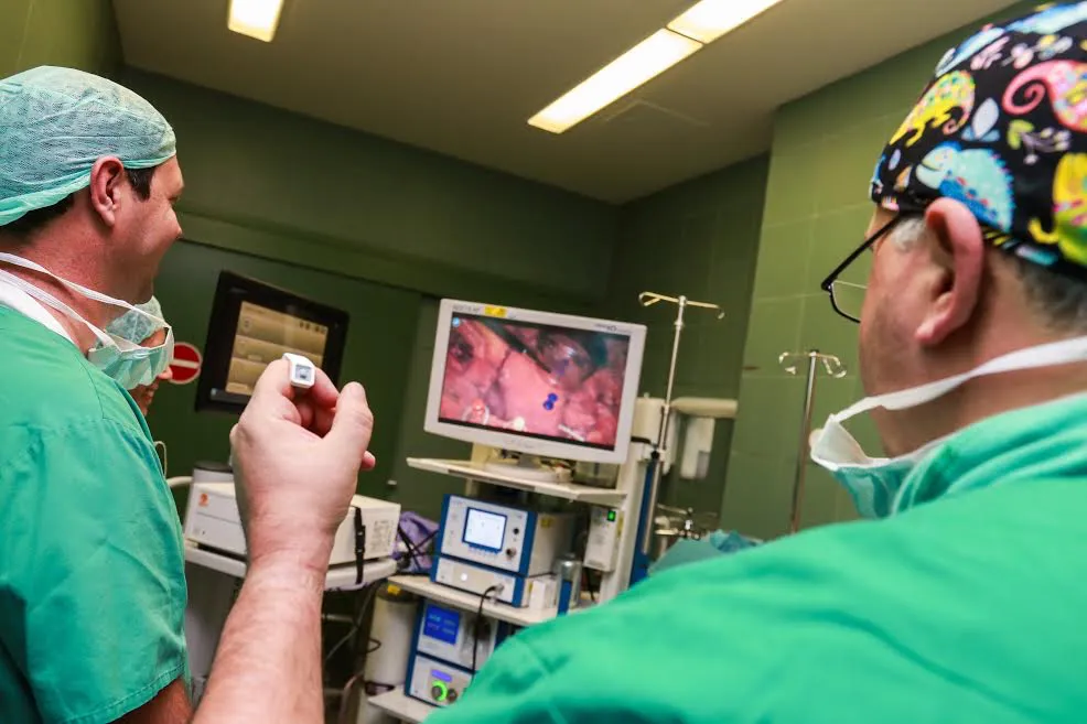Ein kleiner Clip am linken Zeigefinge steuert den OP-Roboter, der für gute Sicht  bei er Schlüssellochchirurgie sorgt. Foto: Anja Kierblewski